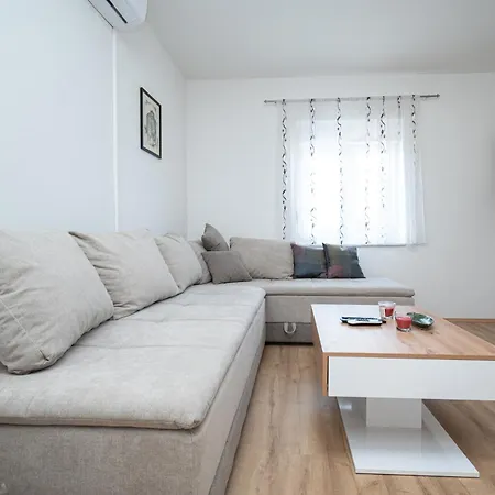 Family Friendly With A Swimming Pool - 22530 Apartman Zadar