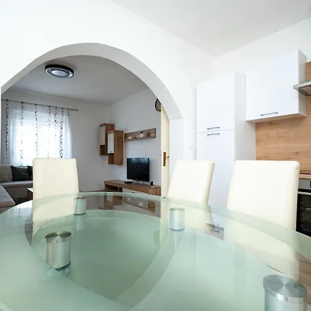 Family Friendly With A Swimming Pool - 22530 * زادار