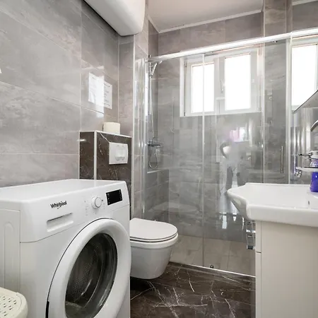 Family Friendly With A Swimming Pool - 22530 Apartman