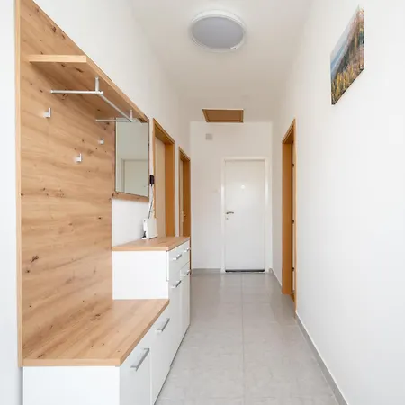 Family Friendly With A Swimming Pool - 22530 زادار