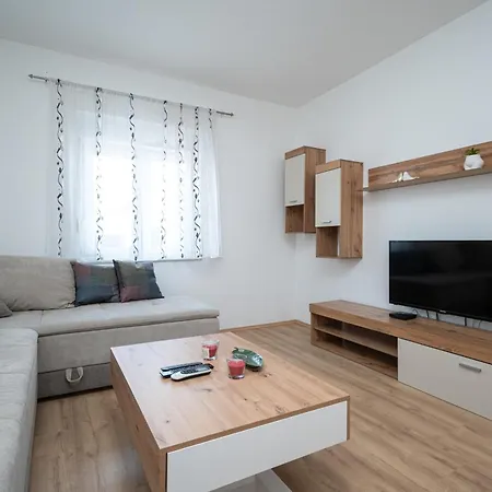Apartman Family Friendly With A Swimming Pool - 22530 Zadar