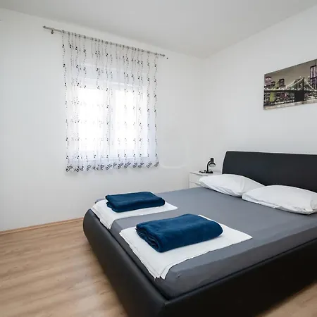 Apartman Family Friendly With A Swimming Pool - 22530