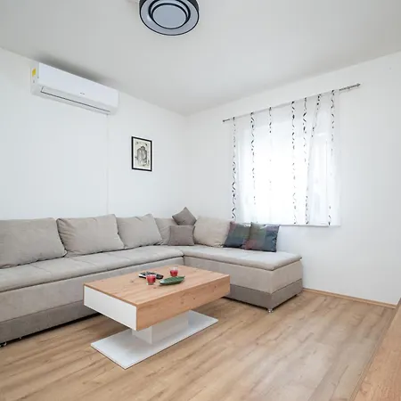 Family Friendly With A Swimming Pool - 22530 Apartman *